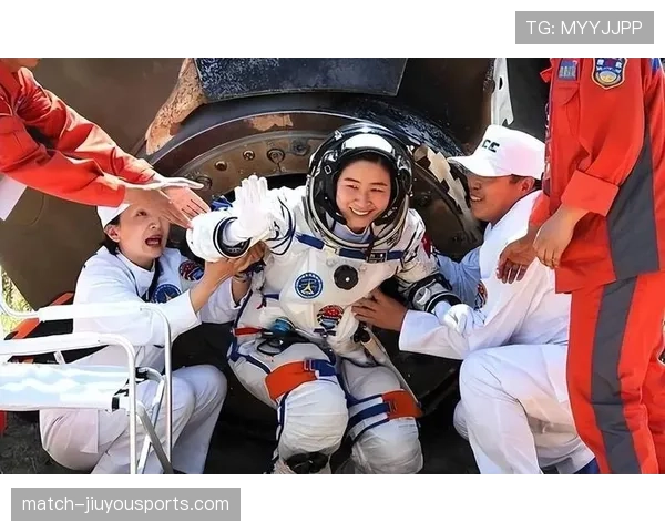 刘洋的家里居然有个小型健身房，这身材谁想到篮球场下这么拼命？