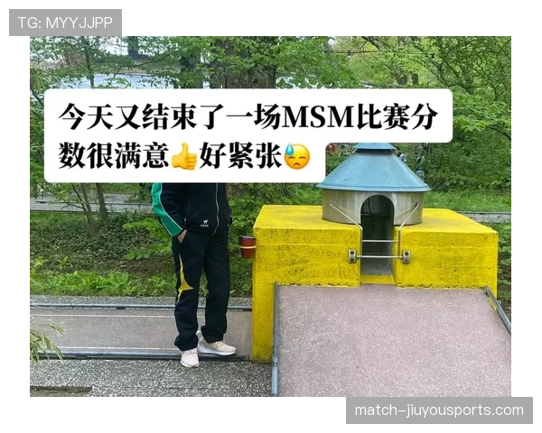 杨昊训练完直接去接孩子放学，校门口比赛场还紧张